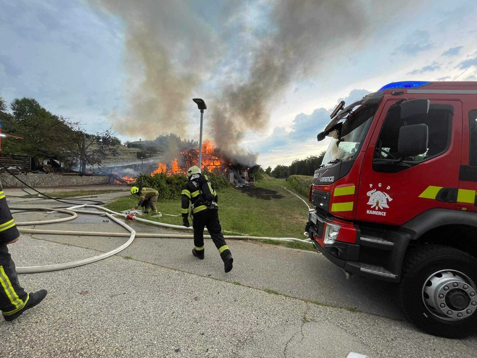 Fotografija: Ob prihodu gasilcev je bil požar že močno razširjen. FOTO: Pgd Kamence
