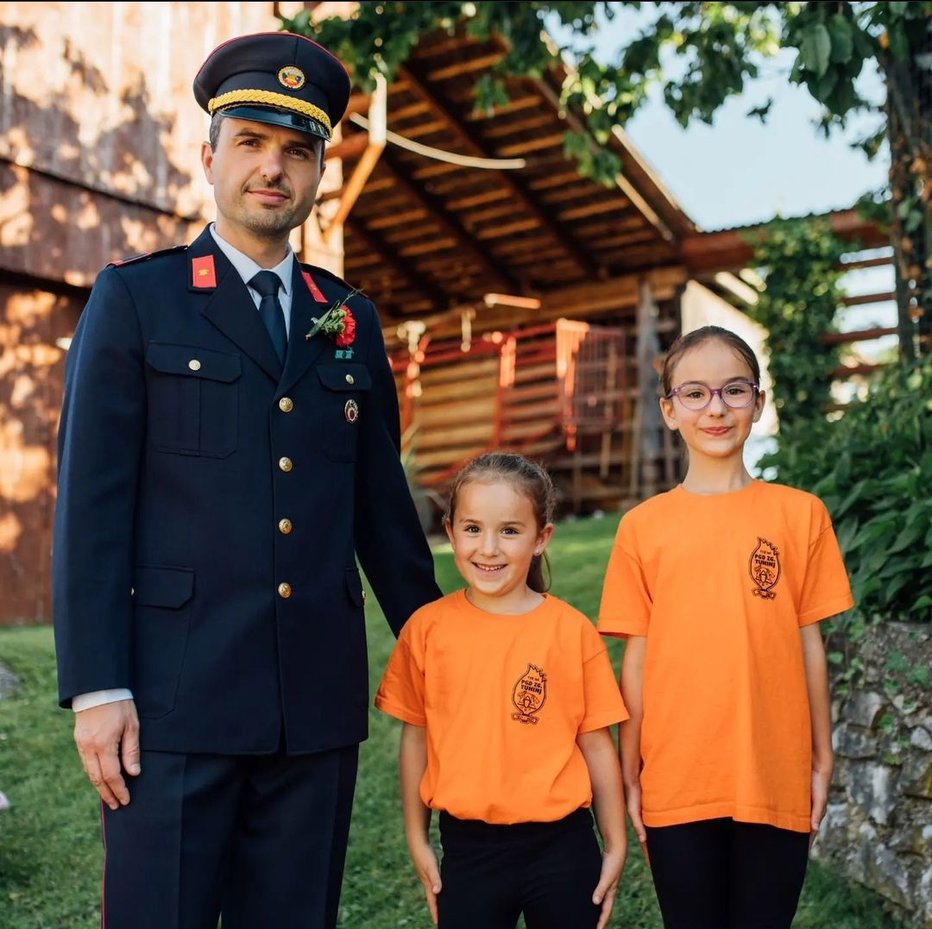 Fotografija: Matej Tonin rad obleče uniformo, po njegovi poti stopajo tudi njegovi otroci. Foto: Instagram
