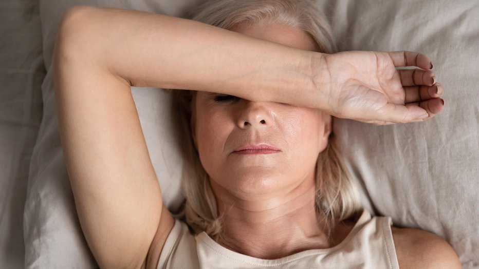 Fotografija: Nespečnost, razdražljivost, tudi zaskrbljenost in anksioznost lahko prinese menopavza. FOTO: Fizkes/Getty Images
