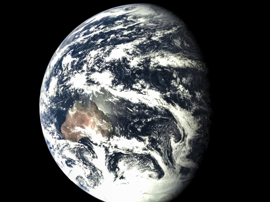 Fotografija: Zemlja, kot jo je slikala sonda Chang'e 5-T1. FOTO: Cnsa/cas
