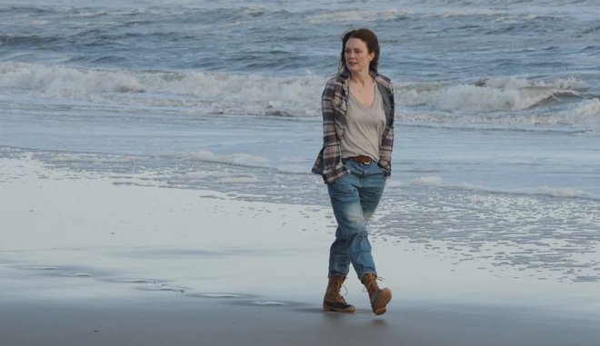 Na plažo je šla lahko le, če si je občutljivo kožo zaščitila z oblačili. FOTO: Press
