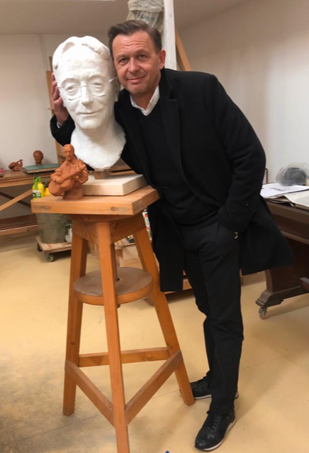Damir Osredečki in pevčev kip, ki je še v izdelavi. FOTO: Osebni arhiv
