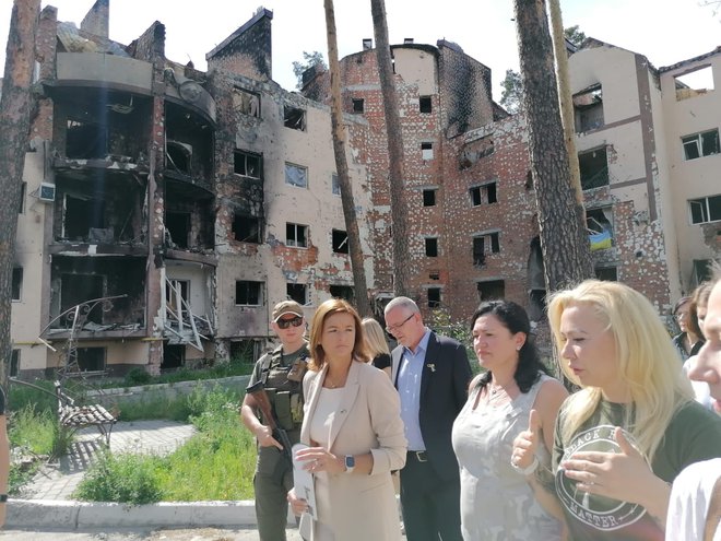 Zunanja ministrica Tanja Fajon med ogledom porušenih zgradb v Irpinu. FOTO: Slovensko veleposlaništvo v Ukrajini, Delo
