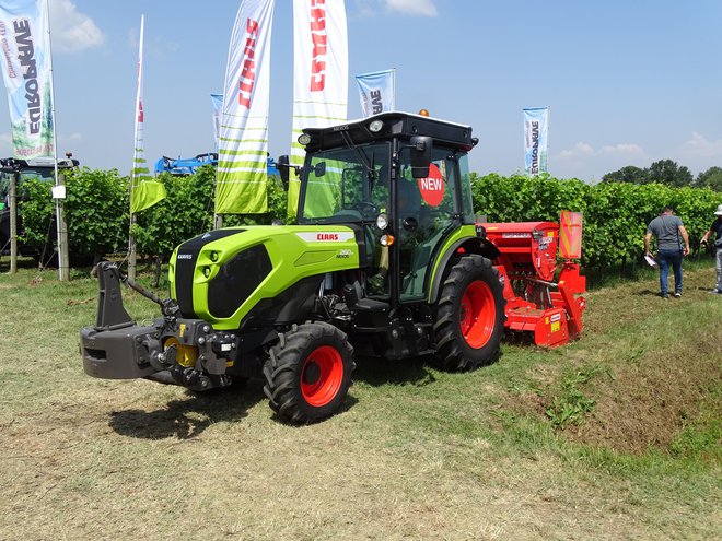 Tudi Claas ponuja sadjarsko-vinogradniške traktorje z imenom nexos. Novi nexos se dobi z močjo od 85 do 120 KM.
