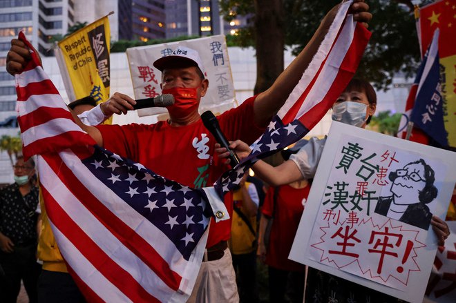 Trgali so ameriške zastave. FOTO: Ann Wang, Reuters
