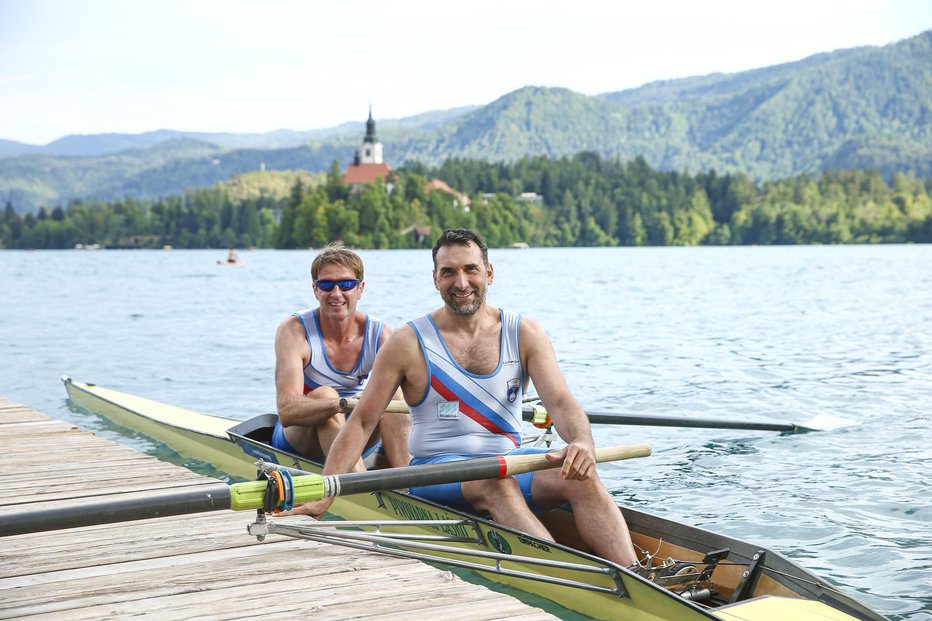 Fotografija: Iztok Čop in Denis Žvegelj sta v čolnu obujala spomin na prvo olimpijsko kolajno v samostojni Sloveniji. FOTO: Jože Suhadolnik

