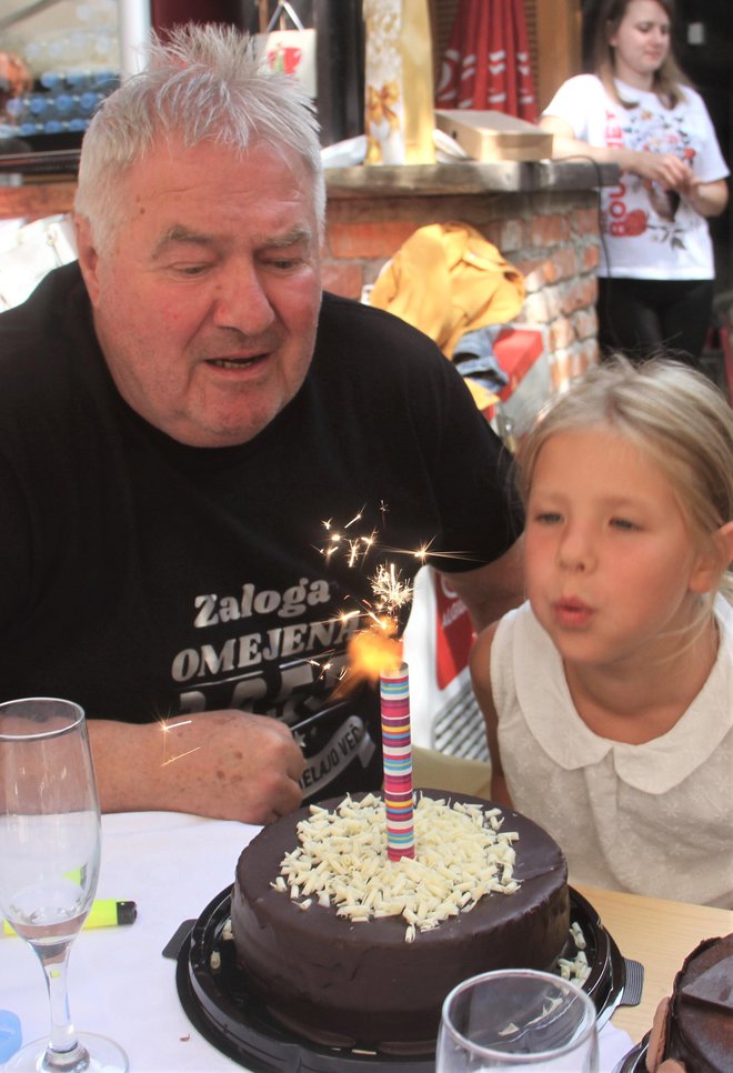 Z majhno pomočjo je upihnil svečko za svojih 70 let. FOTO: Jože Miklavc
