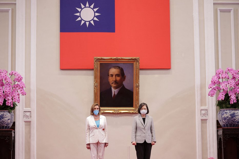 Fotografija: Nancy Pelosi in Caj Ingven. FOTO: Taiwan Presidential Office Via Reuters
