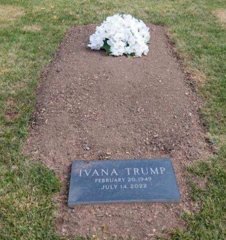 Fotografija: Za zdaj je na igrišču za golf pokopana le Trumpova prva žena. FOTO: Twitter
