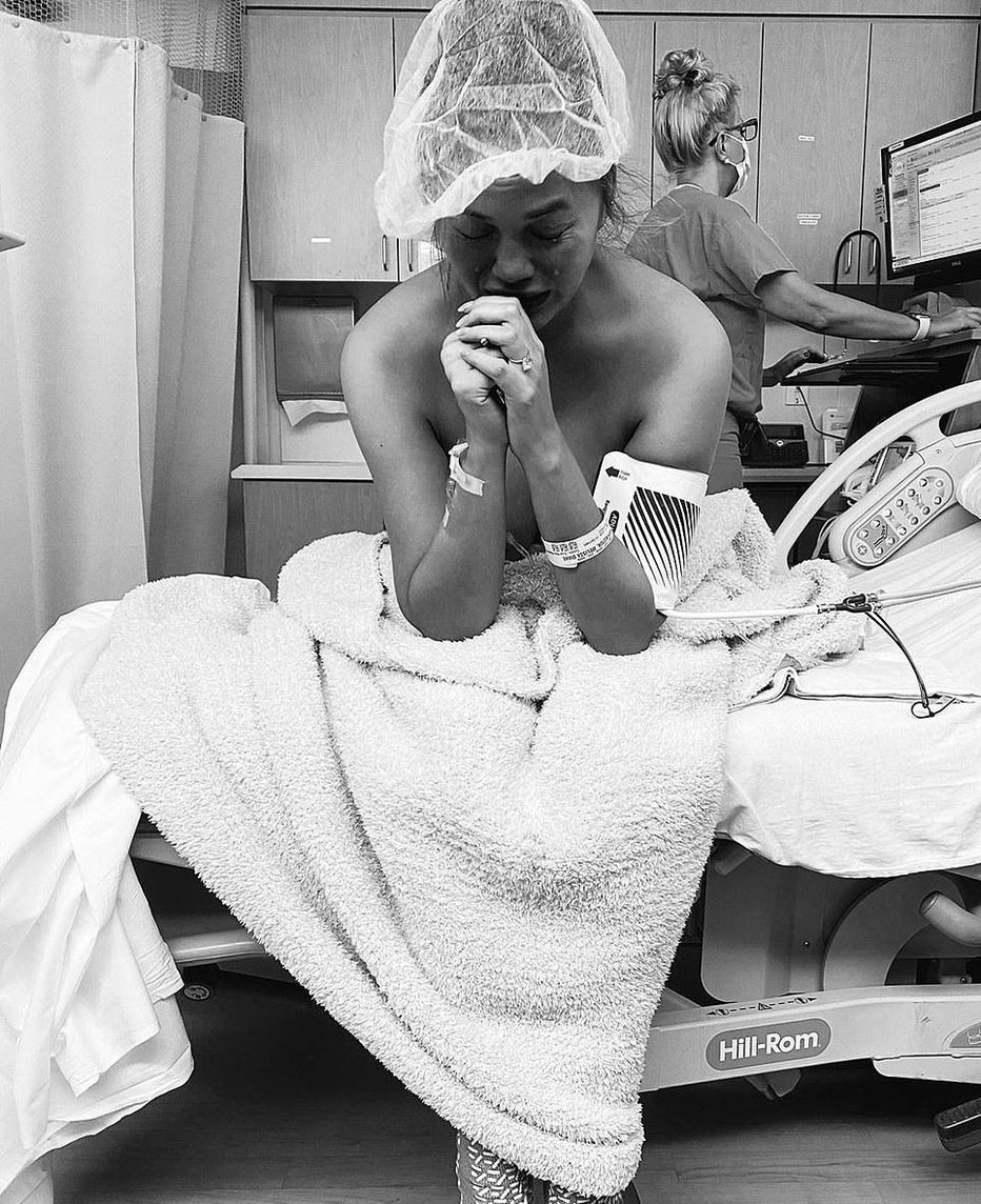 Fotografija: Chrissy Teigen je bila noseča približno 20 do 24 tednov, ko je izgubila otroka. FOTO: Instagram
