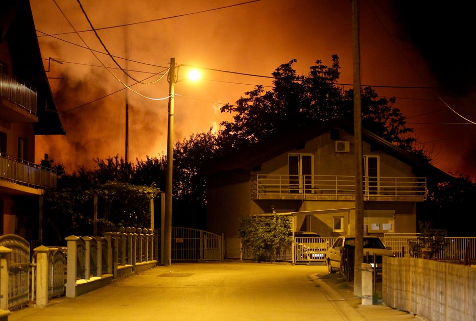 Fotografija: Ogenj je ogrožal stanovanjske hiše. FOTO: Matija Habljak/pixsell Pixsell
