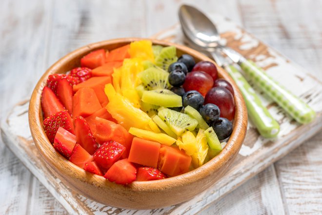 Izogibajmo se prevelikim količinam zaužitega sadja, ki ga nikoli ne jemo po obrokih. FOTO: Azurita/Getty Images
