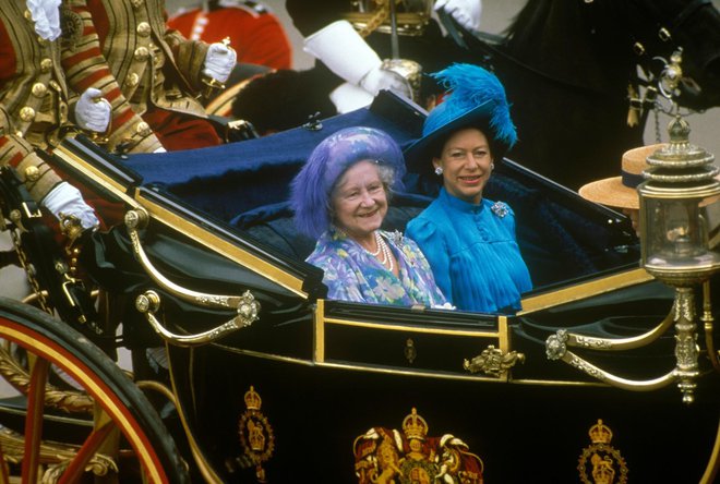 Kraljičina mama in sestra sta se poslovili leta 2002, tudi vsebini njunih oporok za javnost ostajata skrivnost.
