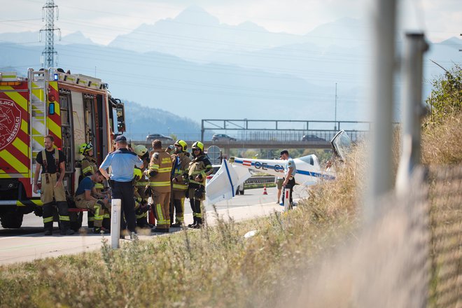 Na avtocesti je zasilno pristalo letalo. FOTO: Mirko Kunšič
