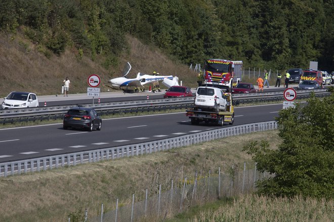 Na gorenjski avtocesti je zasilno pristalo letalo. FOTO: Voranc Vogel, Delo
