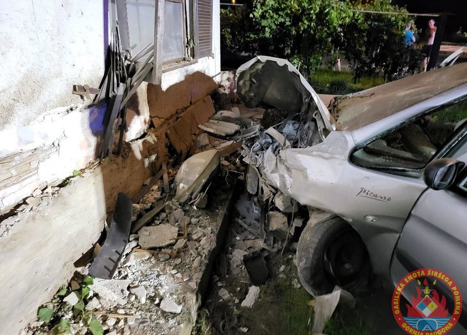 Fotografija: Od vozila ni ostalo veliko, poškodovana tudi hiša FOTO: Pgd Gornja Radgona
