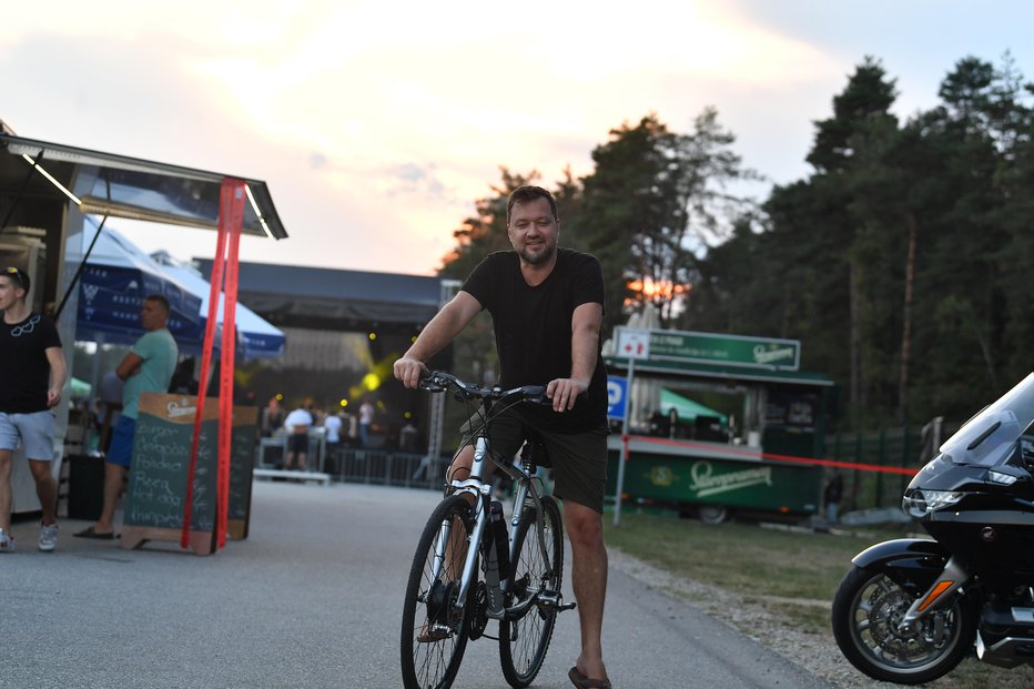 Fotografija: Primož Štorman, soustanovitelj zasedbe Tabu, je prišel s kolesom iz bližnje vasi. FOTOGRAFIJE: MP Produkcija, Pigac.si
