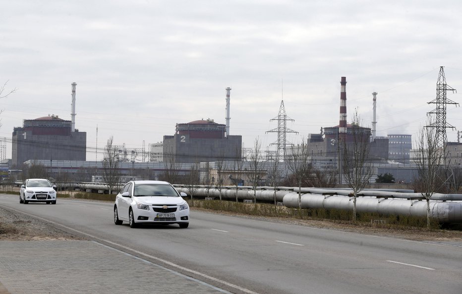 Fotografija: Jedrska elektrarna v Zaporožju je že nekaj dni tarča obstreljevanja. FOTO: Stringer, Reuters Pictures
