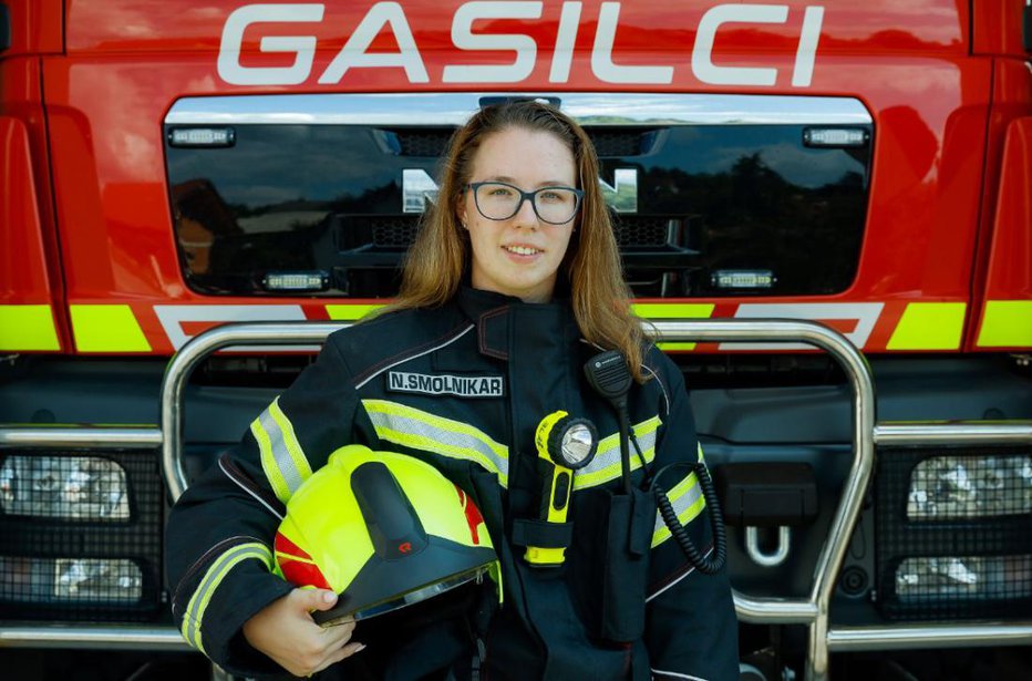 Fotografija: Nika Smolnikar, 23-letna gasilka. Foto: Jože Suhadolnik/Delo
