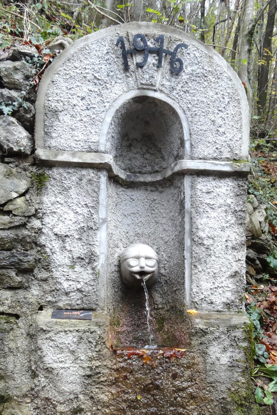 Fotografija: H kompoziciji vodnjaka spada tudi moška glava. Foto: Primož Hieng
