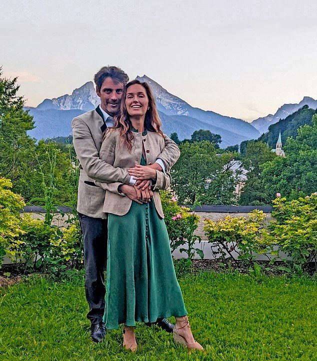 Za zaročne fotografije sta oblekla tradicionalno bavarsko opravo. FOTO: Instagram
