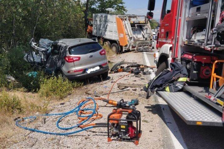 Fotografija: V avtomobilu znamke Kia slovenskih registrskih oznak je umrla voznica. FOTO: Jvp Krk
