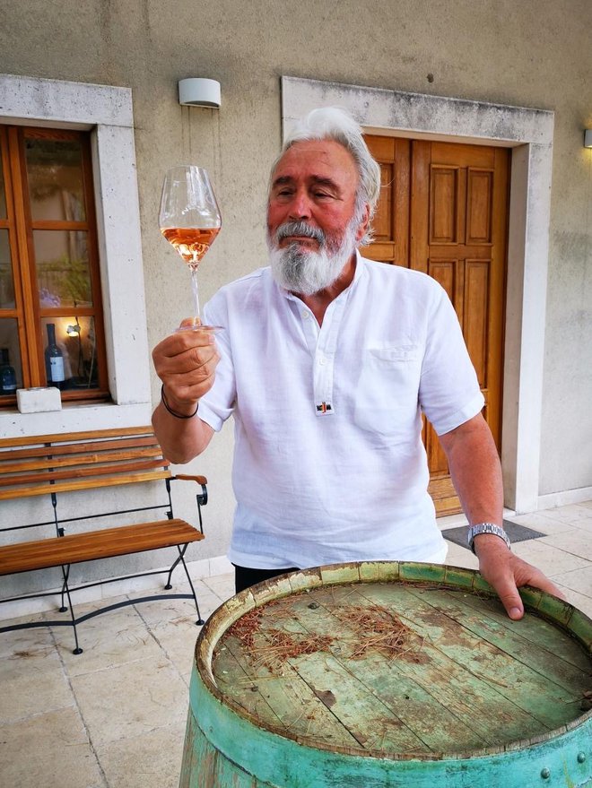 Po dvajsetih letih strokovnega usposabljanja na fakultetah, inštitutih in pri vinarjih v Franciji in drugod se je Andro Tomić odločil vrniti na svoj otok, tu prideluje lastna vina.
