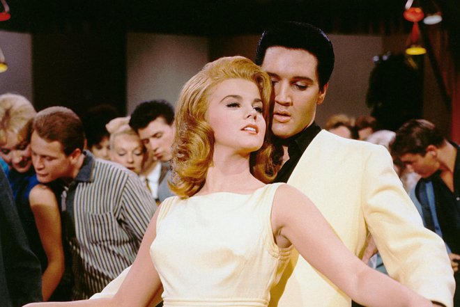 Še pred poroko je Elvis že skakal čez plot, še najbolj odkrito z Ann-Margret, soigralko v filmu Viva Las Vegas.
