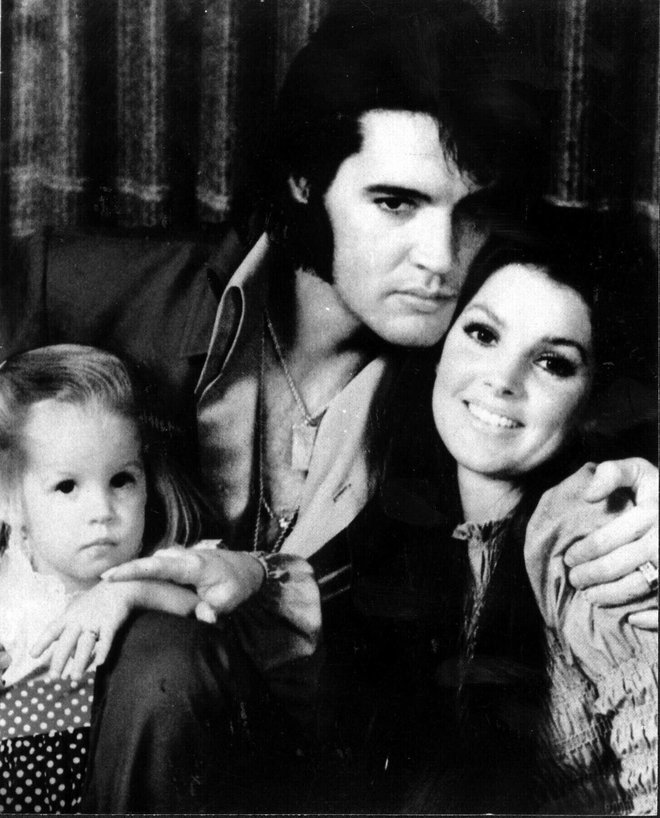 Priscilla je bila deset let mlajša od Elvisa, vseh sedem let njunega dvorjenja pa je ostala devica vse do poročne noči.
