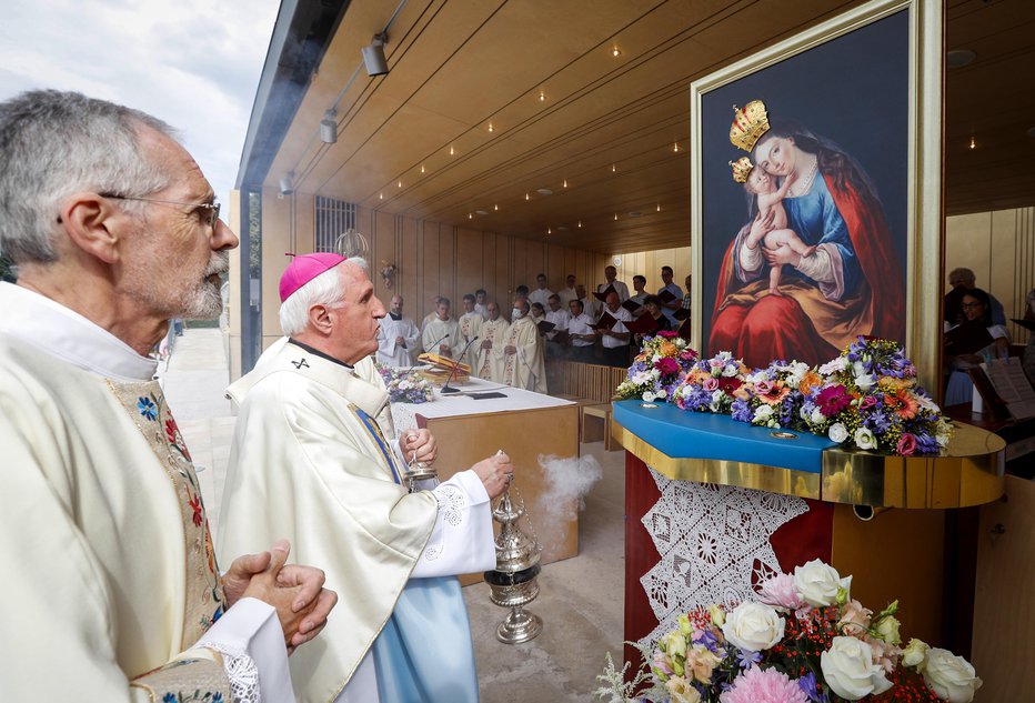 Fotografija: Ljubljanski nadškof Stanislav Zore pred eno najbolj prepoznavnih podob Marije z detetom FOTO: Matej Družnik
