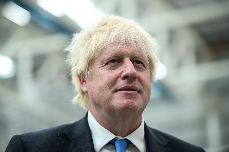 Fotografija: Doma je Boris Johnson spet deležen kritik, ker dopustuje, medtem ko državo pesti več kriz. FOTO: Pool Reuters
