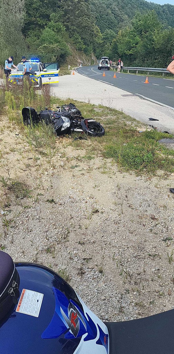 Na cesti Žužemberk–Dvor je padel motorist. FOTO: PGD Žužemberk
