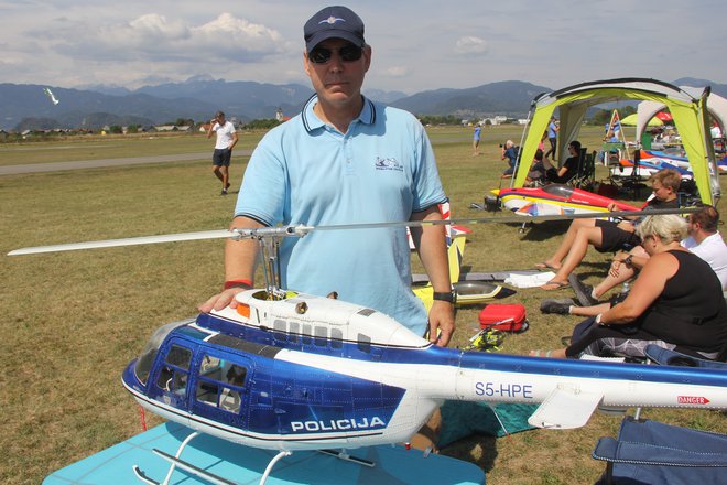 Peter Čičerov je model policijskega helikopterja izdeloval šest let.
