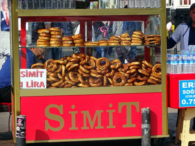 Simit – okrogel kruhek s sezamom, ki se prodaja na ulicah. FOTO: splet
