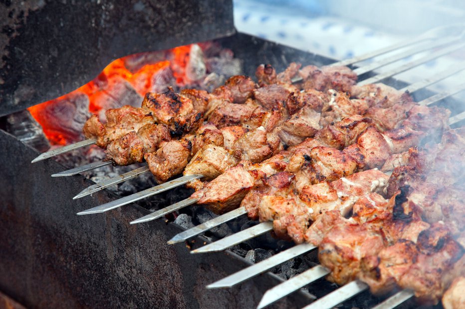 Fotografija: Sis kebab – nabodala z mesom. FOTO: splet
