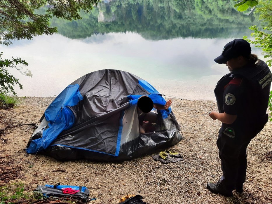 Fotografija: Ker nimajo kje prespati, si postavijo šotor na obrežju. FOTO: Medobčinski inšpektorat in redarstvo Bled, Bohinj in Železniki

