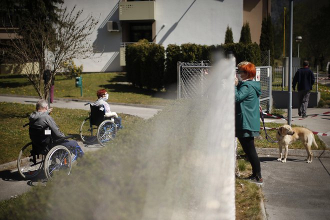 Vsi invalidi, ki prejemajo invalidsko nadomestilo, bodo prejeli po 200 evrov. FOTO: Jure Eržen
