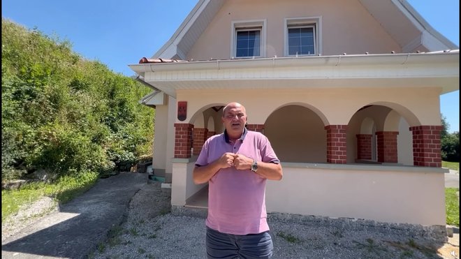 Zorman je video posnel pred novo vilo, v kateri je do nedavnega živel prvi sosed Majnik. FOTO: Slovenia Eco Resort

