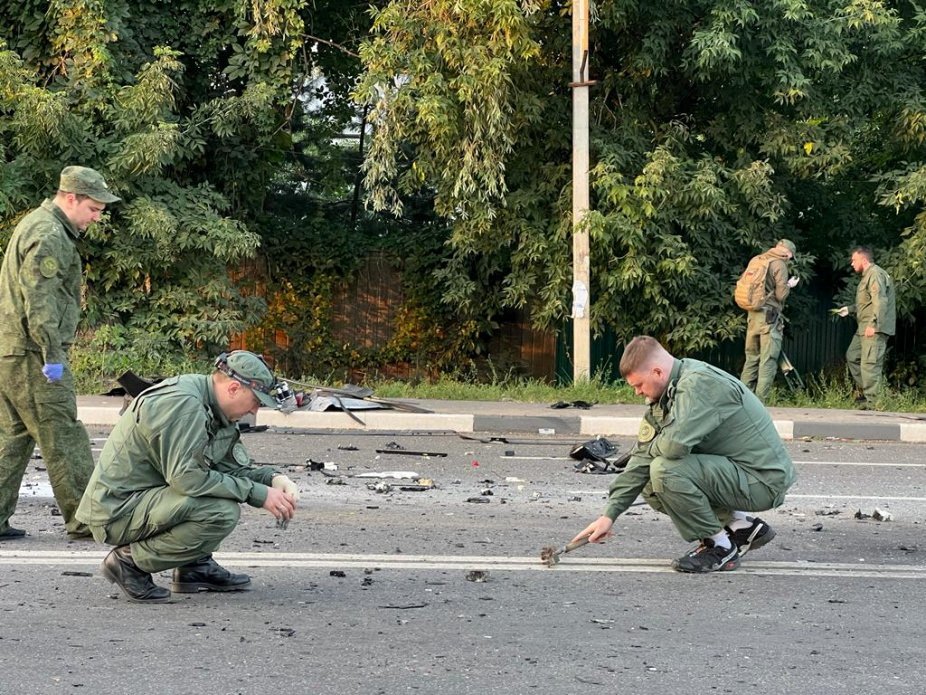 Fotografija: Preiskovalci na kraju, kjer je umrla Darja Dugina. FOTO: Investigative Committee Of Russi Via Reuters
