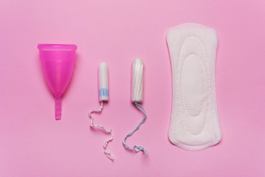 Fotografija: Higienski izdelki za menstruacijo so na javnih krajih zdaj brezplačni z zakonom. FOTO: Alexmia, Getty Images
