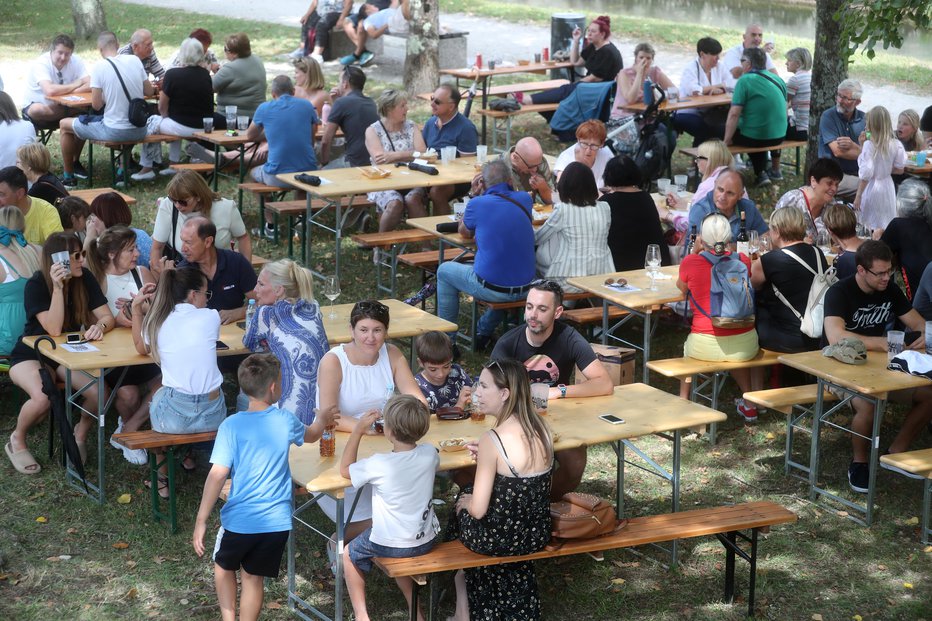 Fotografija: Vse več obiskovalcev pride v Idrijo na slastno pojedino. FOTOGRAFIJE: Dejan Javornik
