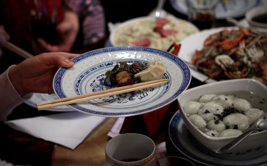 Fotografija: Kitajski žar lahko pripravite doma, na vikendu ali pikniku.  FOTO: Blaž Samec, Delo 
