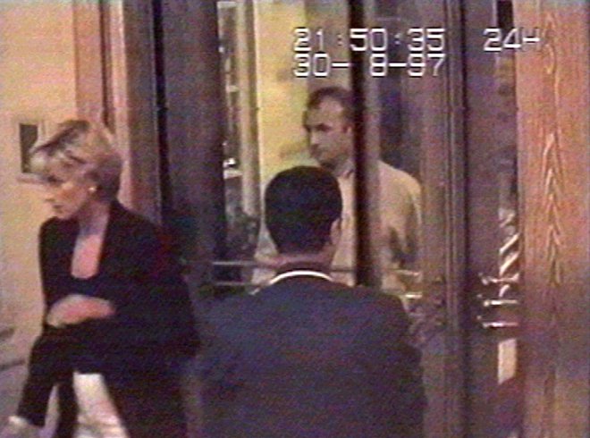 Diana, valižanska princesa, je vidna na tem videoposnetku varnostne kamere, ko vstopa v hotel Ritz v Parizu pred večerjo z Dodijem Al Fayedom 30. avgusta 1997. FOTO: Ho, Reuters Pictures
