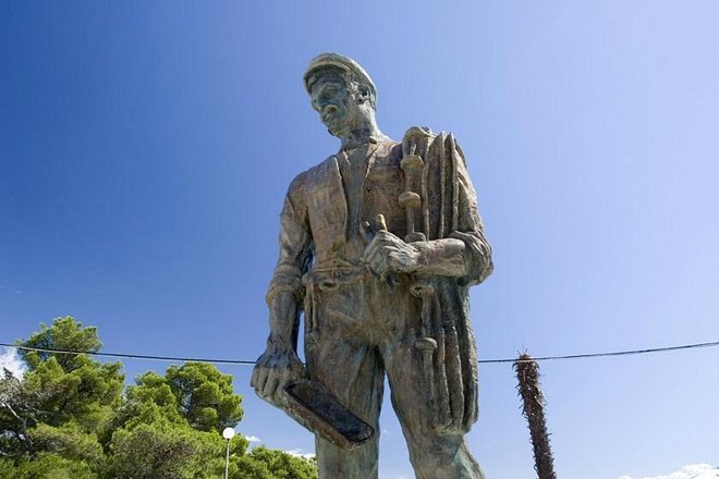 Bronasti kip v luki je pomnik prvotnih prebivalcev ribičev. FOTO: FB
