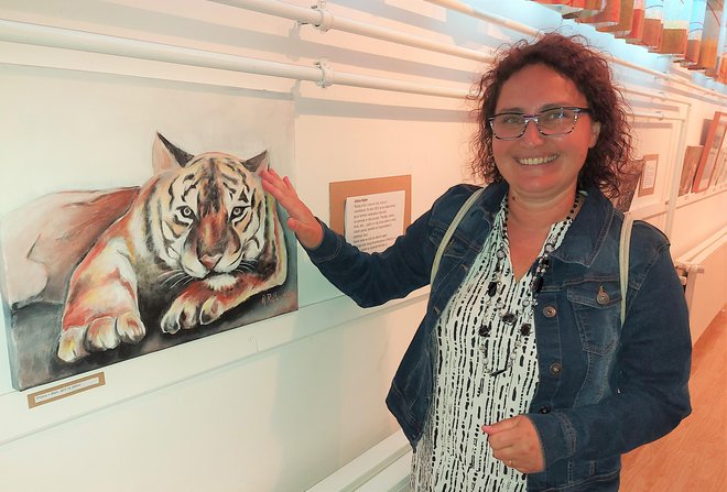 Albina Rajter je pobožala svojo tigrico. FOTO: Jože Miklavc
