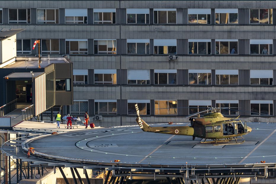 Fotografija: V UKC ga je pripeljal helikopter. FOTO: Voranc Vogel, Delo
