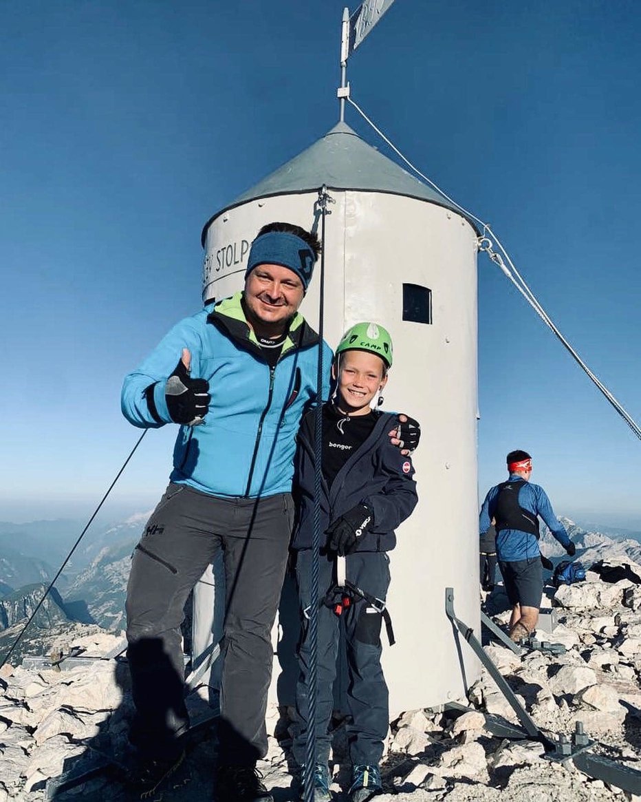 Fotografija: Ponosni oče s sinom Urhom, ki je pri osmih letih prvič osvojil vrh Triglava.
