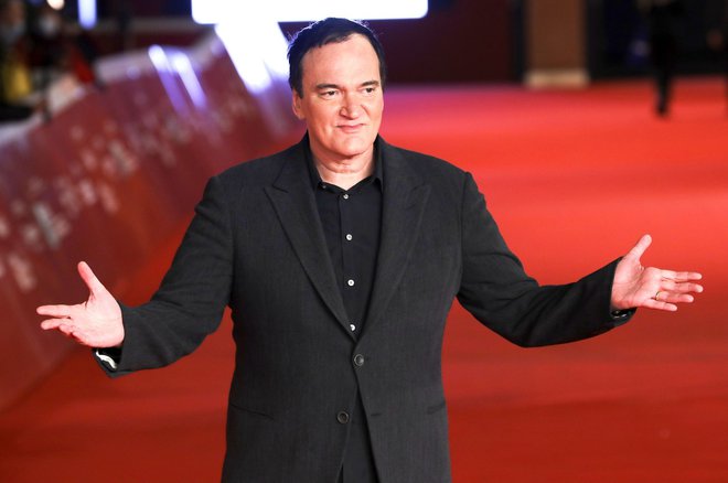 Quentin Tarantino

Rodil se je leta 1963 v Knoxvillu, pri 15 letih opustil šolanje ter začel obiskovati igralski tečaj. Začel je kot scenarist in napisal scenarije za filme Prava ljubezen, Rojena morilca in Od mraka do zore. Pri 29 letih je režiral prvi film Stekli psi. Svoj uspeh lahko ob trdem delu pripiše tudi visoki inteligenci. Inteligenčni količnik kultnega režiserja namreč znaša 160.
