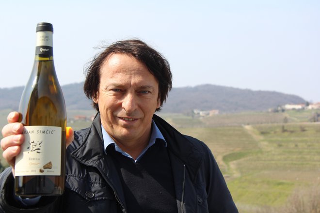 Marjan Simčič, predsednik Konzorcija Brda, in rebula opoka, ki jo je italijanska stroka leta 2016 izbrala za najboljše vino na svetu. FOTO: Blaž Močnik
