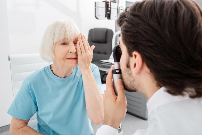 Ob vsakršni težavi z očmi obiščemo zdravnika. FOTO: Peakstock/Getty Images
